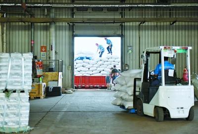 On July 20, a Beijing-Tianjin-Hebei freight express train was loading goods in the freight center of Beijing Railway Logistics Company. Our reporter and Guan Xin photo